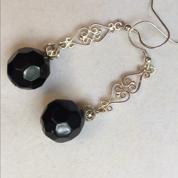 Two pairs of adorable silver dangle earrings, garnet & black resin - Picture 3 of 10